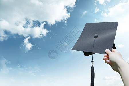 毕业季学士帽抛向天空高清图片