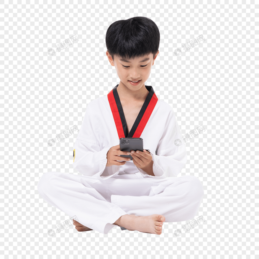 小男孩练习跆拳道玩手机图片
