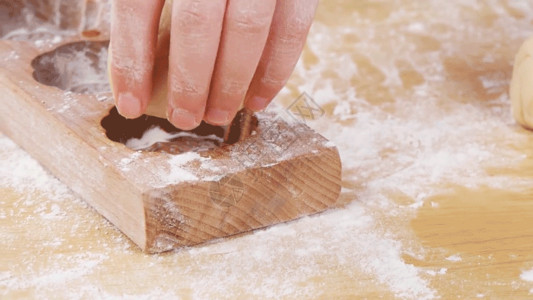 手工制作面包手工月饼GIF高清图片