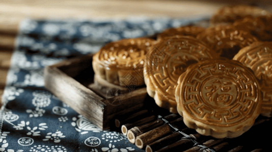 木制式样实拍中秋案台阳光月饼GIF高清图片