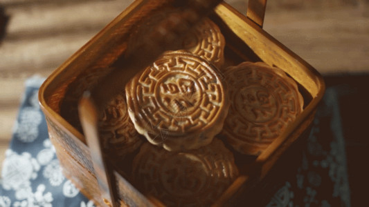 中岛台实拍中秋案台阳光食盒月饼GIF高清图片