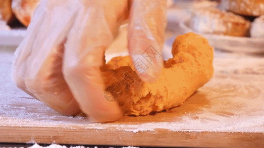干皮中秋节月饼制作GIF高清图片