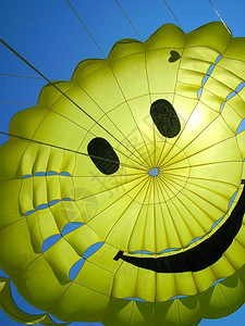 黄色游乐降落伞图片