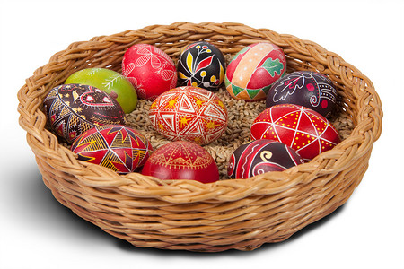 篮子里的手绘复活节彩蛋孤立在白色图片