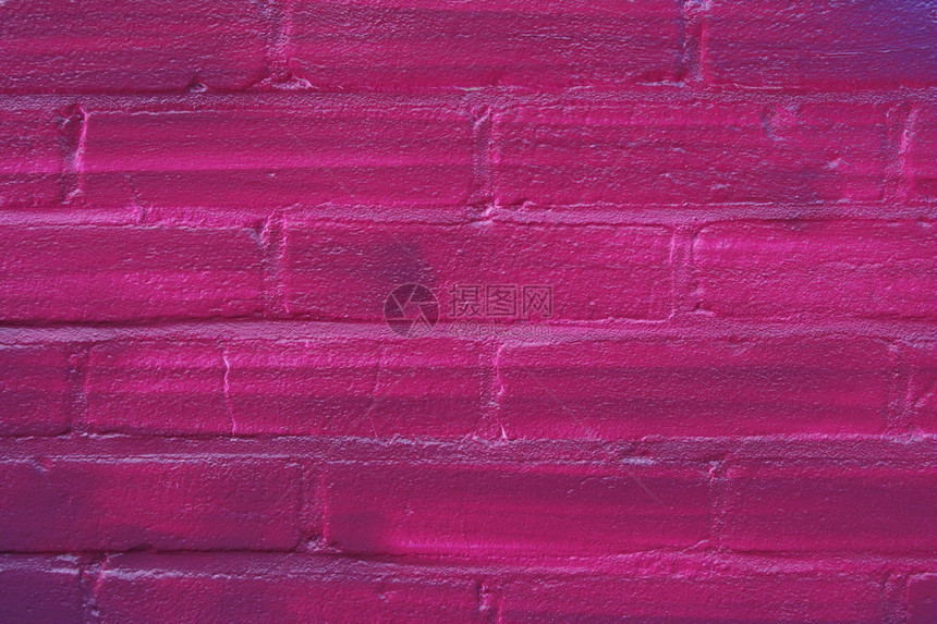 粉刷成紫色的砖墙涂鸦特写图片