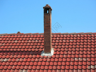 蓝色天空背景的瓷砖屋顶图片