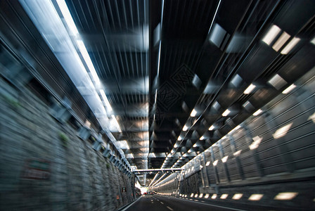 意大利高速公路上隧道的模糊图片图片