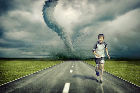 公路对面的大龙卷风和跑步男孩照片和手工绘图元图片