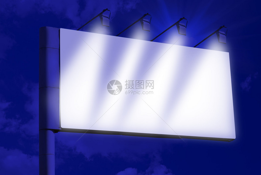 在夜蓝天背景的空白广告牌图片