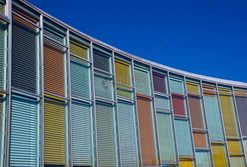 现代大厦的五颜六色的玻璃门面图片