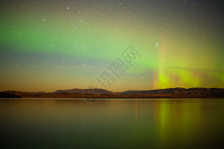 北寄贝加拿大育空地区Laberge湖上空高度北光Auroraco插画