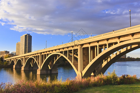 珠江西岸百老汇大桥是一座横跨加拿大萨斯喀彻温省萨斯卡通市南萨斯喀彻温河西岸插画