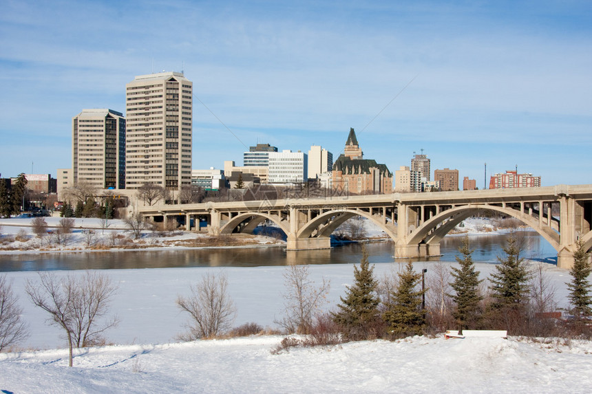 百老汇大桥和加拿大萨斯卡通市中心的景象在冬天阳图片
