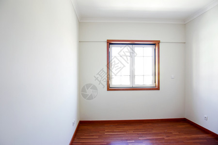 新房子里有窗户和白墙的空房间图片