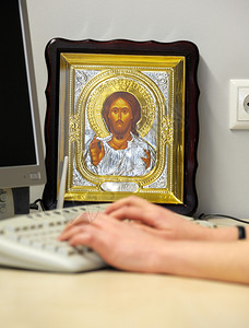 这张照片代表了现代办公室的宗教圣像图片