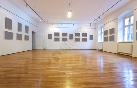 墙上有空白图片的空艺术画廊图片