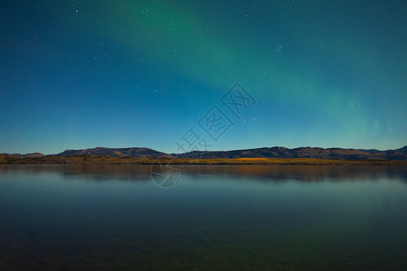 加拿大育空地区Laberge湖上空月光之夜的北极光Aurorano插画