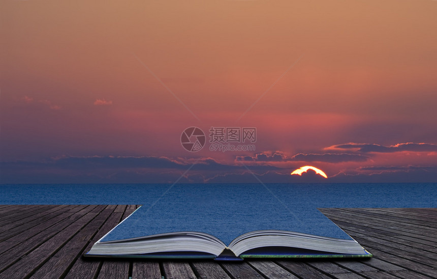 书中美丽的日落包含在书外溢出融图片