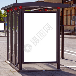 在瑞典安赫尔姆市的广告中有一幅汽车站的画面上面写图片