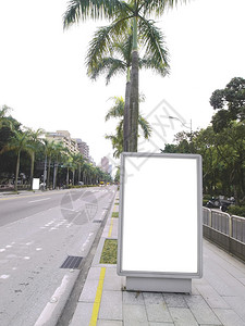 人行道上的空白广告牌图片