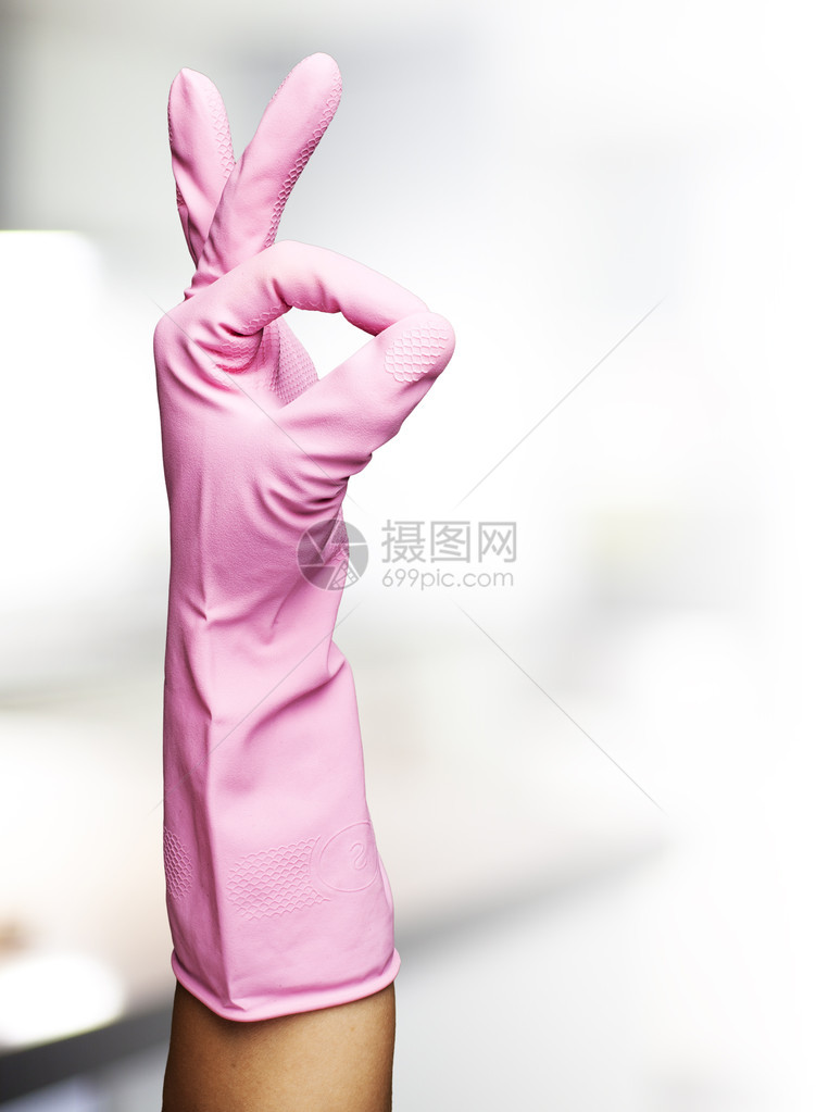 粉红色橡胶手套在抽象背景下穿刺兔图片