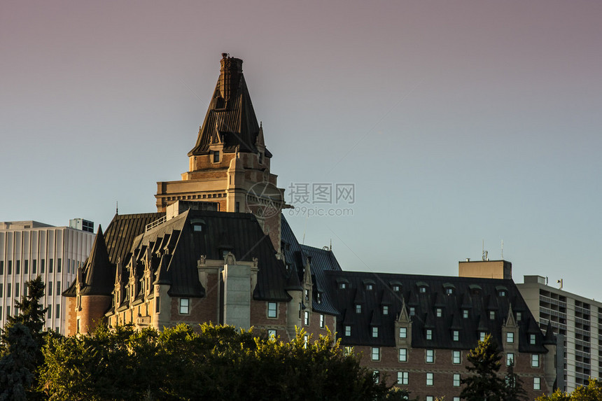 Saskatoon最著名的里程碑酒店位于这个历史上富饶的城市的中心图片