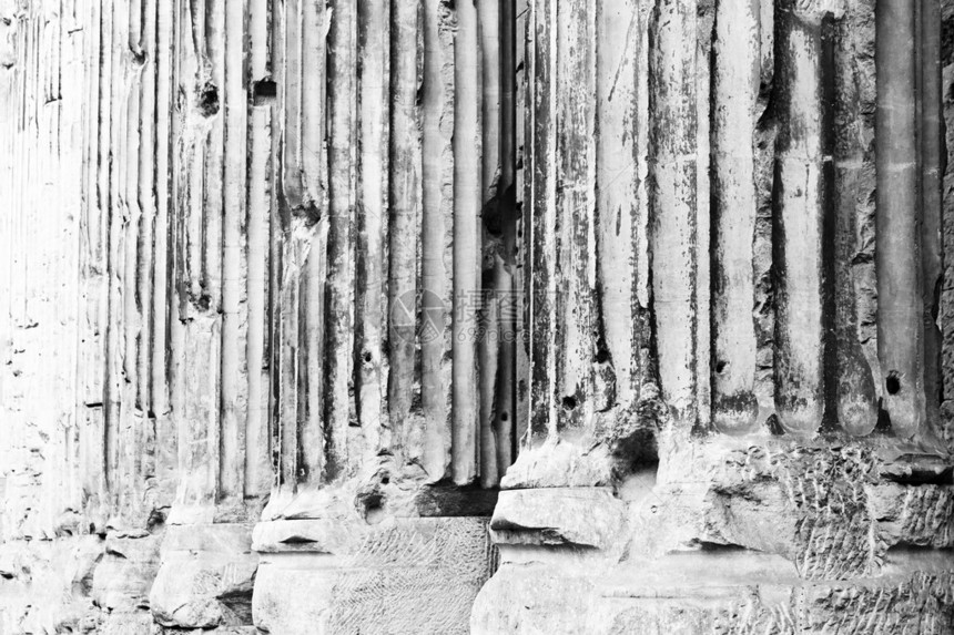 意大利罗马几块大石柱的抽象黑白景象图片