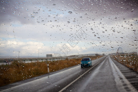 雨天秋景公路汽车和道路通过窗户的抽象图像插画