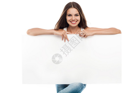 美丽的女人拿着空白的广告牌在白色背图片