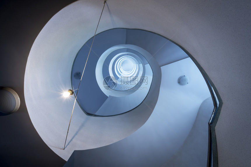 现代抽象的蓝色螺旋楼梯图片