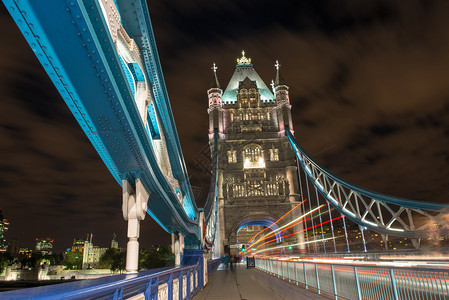 伦敦塔桥夜间车灯小道细节图片