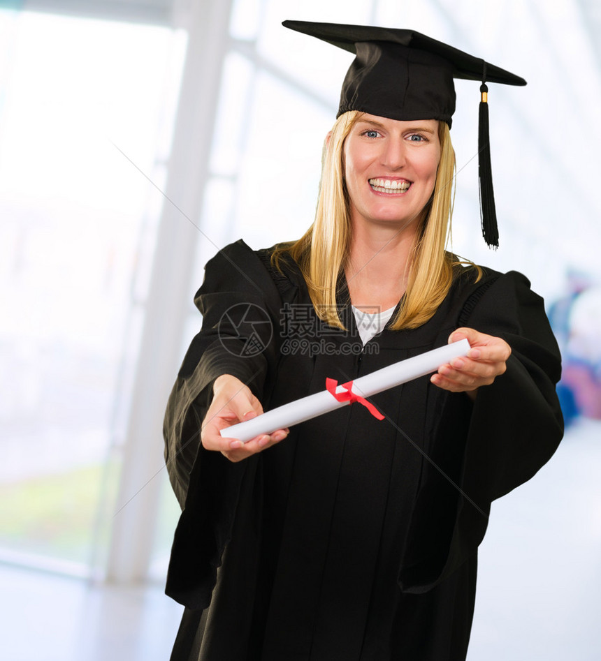 快乐的女毕业生在抽象背景下显示毕业证书图片