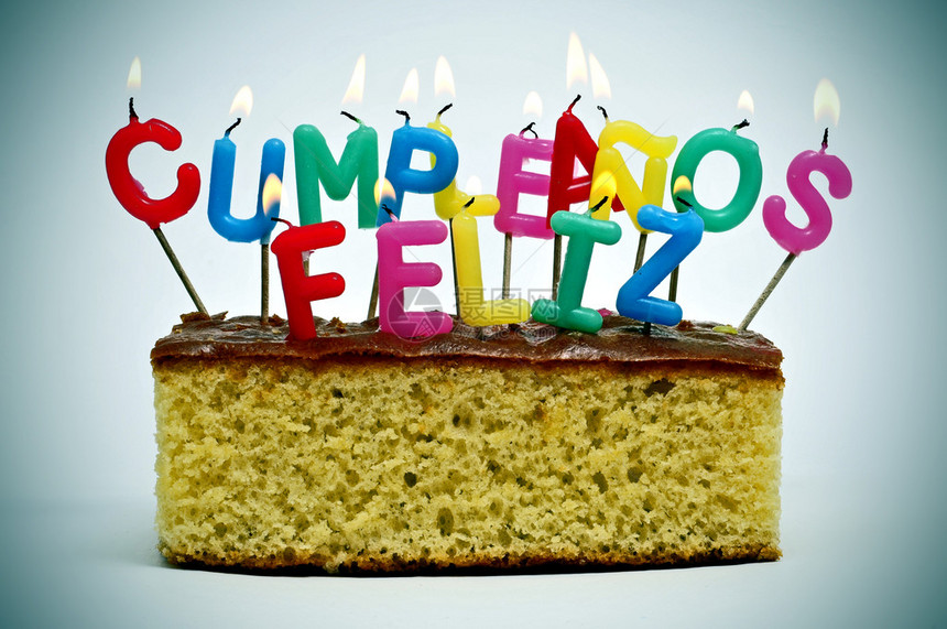 不同颜色的字母形蜡烛形成句子加花兰饼以西班牙语庆祝生图片
