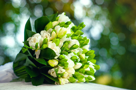自然背景下的小苍兰婚礼花束图片