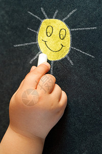 在黑板上画一个微笑的黄太陽一图片