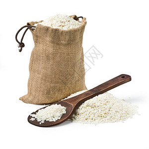 勺中大米白色背景上的一袋米饭和一个木勺保持路径插画