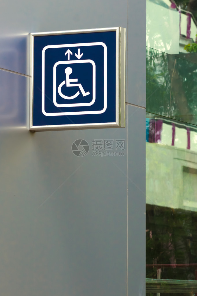 蓝色残疾人电梯标志右侧和图片