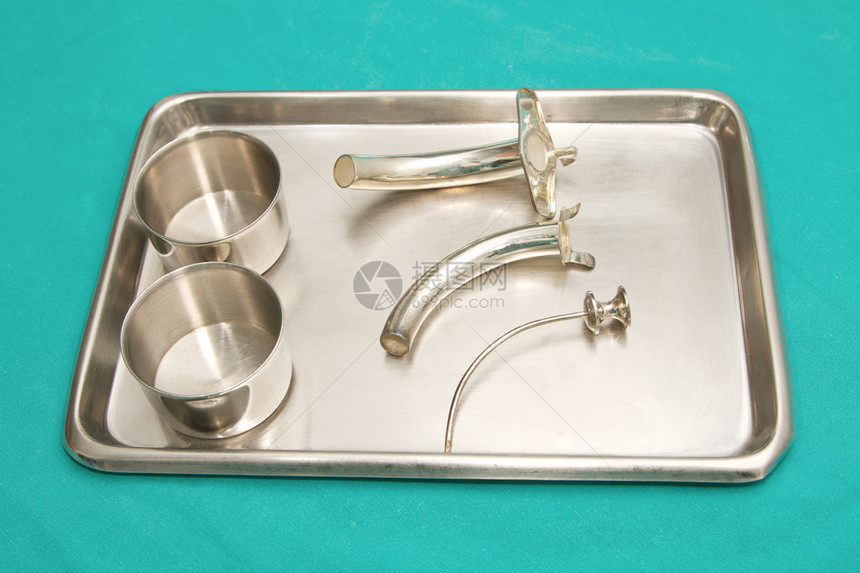 银色气管切开管套装无菌托盘上的手术器械图片