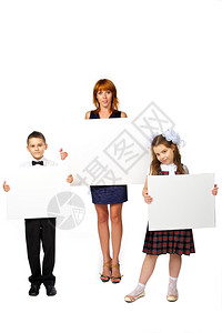 妇女及儿童持有海报工作图片