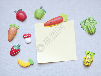 格拉德以水果蔬菜和纸为形状插画