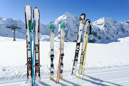 滑雪季节山脉和滑雪道上的滑雪设备图片