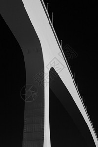 大胆的SJoao铁路桥的黑图片