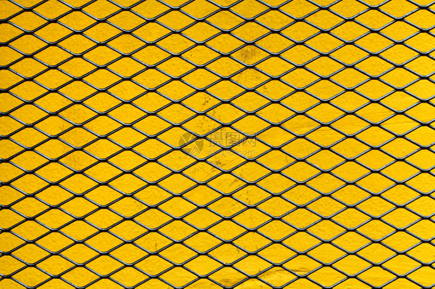 黄墙上的铁网图片