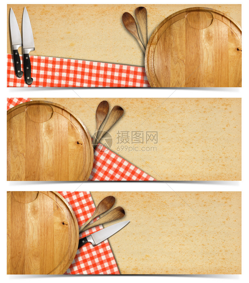 用圆环板黄纸上红色检查的桌布厨房刀和在Whit隔离的木勺子图片