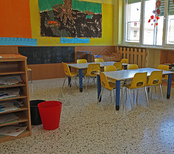 幼儿园的长椅和黄色椅子以图片