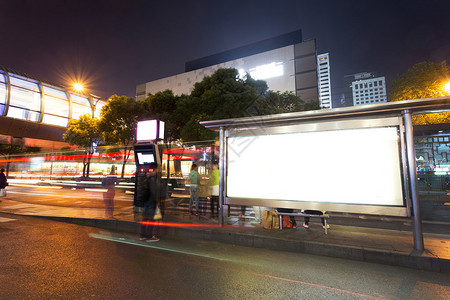 晚上公交车站上背景图片
