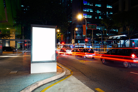 城市夜晚的广告灯箱图片