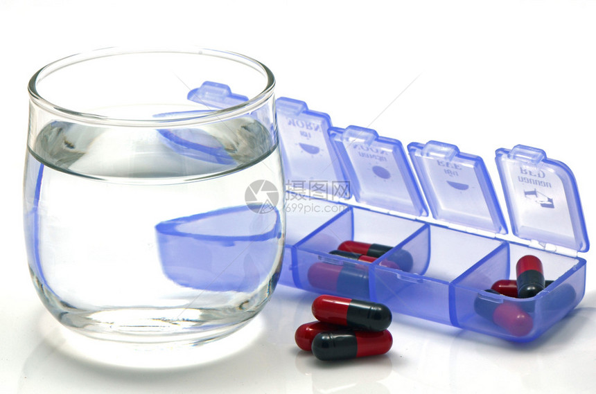 白底单独位剂量盒中的红和黑口服药胶囊图片