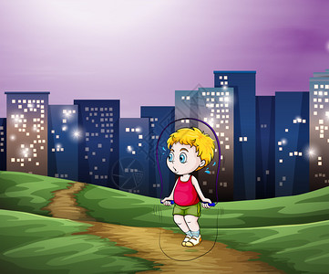 一名男孩在城市高楼对面玩耍的年图片