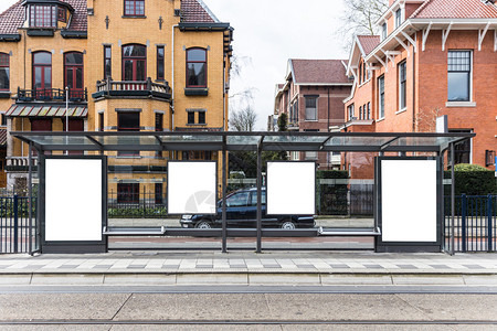 欧洲小镇路边的空白广告牌背景图片